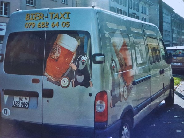 Camion de livraison de taxi de bière